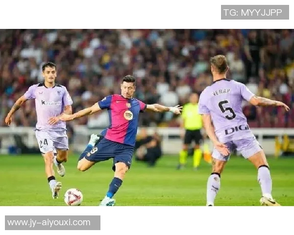 达成巴萨一线队百场里程碑，费尔明获赠纪念球衣